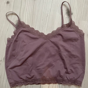 Lila topp - Säljer denna lila topp då den är lite för liten. Den är i storlek M/L men skulle säga att den sitter som en S. Väldigt söt topp till sommaren💕