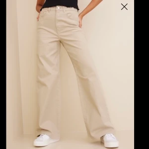 Beige jeans 27 / 32 - Oanvända beiga jeans från Only i storlek 27/32, kraftigt tyg med stretch! Normala i storleken. Modellen på bilden har på sig 27/32 och är 174cm lång. Nypris 449. Ser exakt likadana ut i verkligheten som på bilderna.