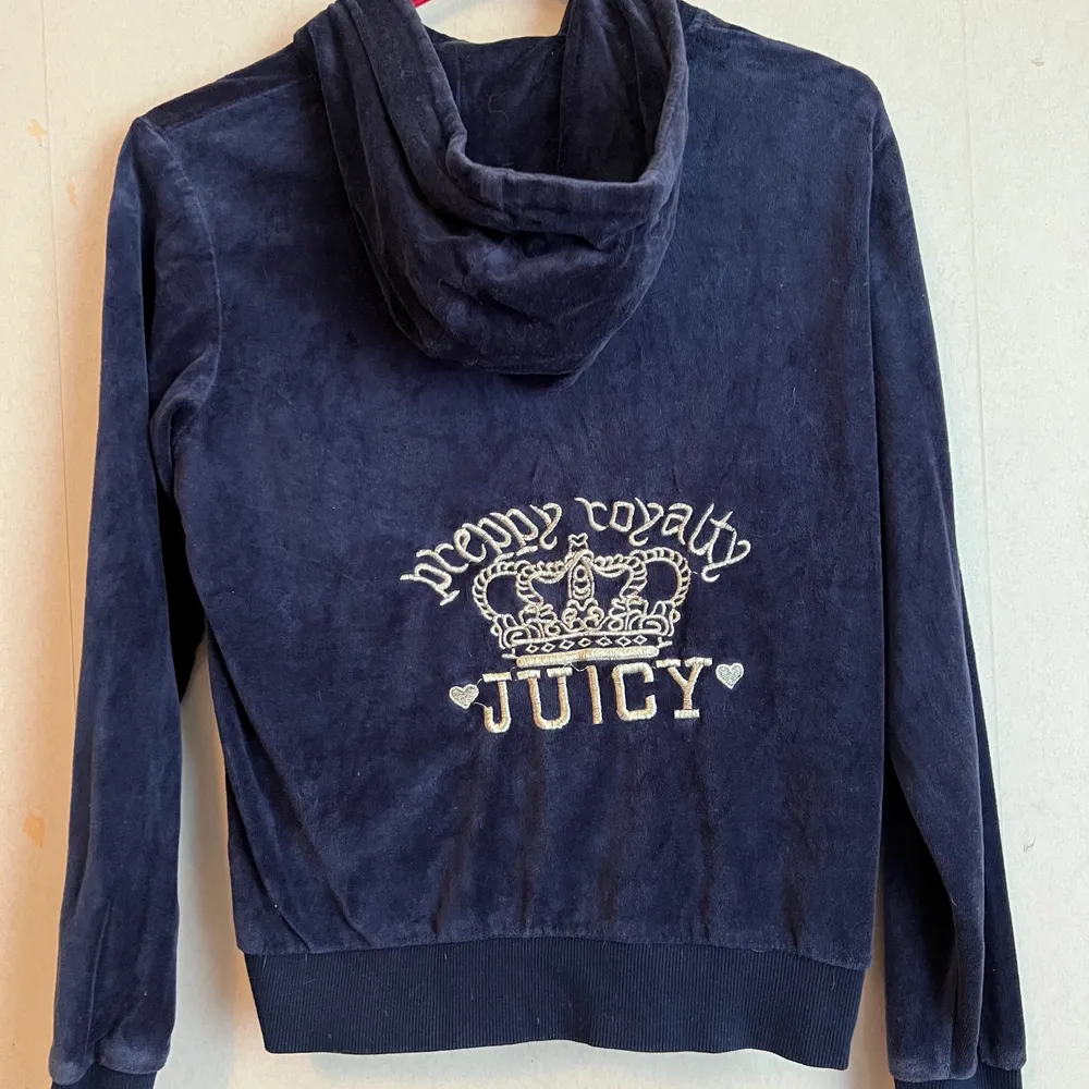 Säljer en juicy couture kofta i färgen marinblå, drag kedjan har tappat märket men fungerar som vanligt.. Tröjor & Koftor.