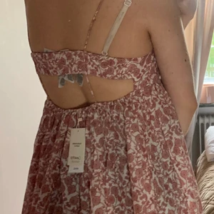 Perfekt klänning till midsommar!! - Endast provad långklänning från mango i storlek S. Perfekt inför midsommar😍 säljes då den aldrig kom till användning, är 175cm och den når mig precis ovanför fötterna. Nypris 599kr, köparen står för frakten