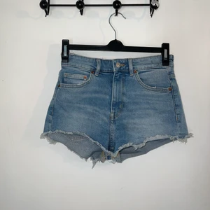 Shorts i storlek 36/S🌻 - Ett par blåa jeans shorts i storlek 36/S💙