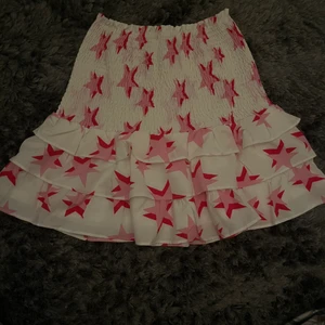 Vit kjol med stjärnor - Köpt från Loavies, aldrig använd och prislapp kvar!❤️ Väldigt stretchig så passar vilken storlek som helst