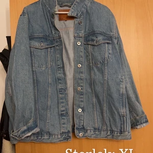 Kläder  - Säljer kläder då jag inte har användning av det. Priserna och storlek står på bilderna. Frakt kan tillkomma.