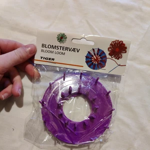 Väv - Oöppnad blomsterväv från Flying tiger, perfekt liten pysselpresent. Erbjuder både spårbar och icke-spårbar frakt!