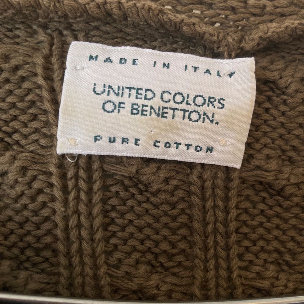 Jättefin mörkgrön kofta köpt i Italien i så skönt material och bra kvalite! Säljer då den tyvärr inte kommer till användning längre. Det står ingen stl i plagget men skulle gissa på S/M men passar mig som vanligtvis har XS.. Tröjor & Koftor.
