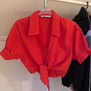 Topp  - Bilderna gör inte skjortans rättvisa! En relativt dyr skjorta jag köpt från #zara och bara använt 1 gång! Super fin men för tajt för mig vid armarna. Kan skicka fler bilder skriv ba PM då. 😊 Frakt tillkommer eller så kan jag mötas! #sommar #topp