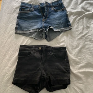 Shorts - Short från Hollister och HM.  De blåa shortsen kommer ifrån Hollister. Är i strl w23, XS/S skulle jag säga😋 De svarta är ifrån HM och är i strl 32 Priser⬇️ Hollister shorts: 70kr Hm shorts: 40kr Köp båda för 95kr💞 Köparen står för frakten💞