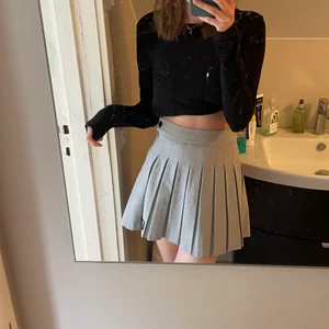 Grå tenniskjol  - Jättesöt och bra skick då den bara använts två gånger! Frakten blir billigare om man inte vill ha spårbar