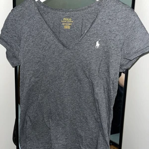 Två Ralph Lauren t-shirts stl S  - Dessa har legat i garderoben alldeles för länge nu, säljes pga för liten storleken. Köptes för några år sen men har som sagt inte kunnat använda dem så mycket. Storlek S på båda. 100 kr/st. 