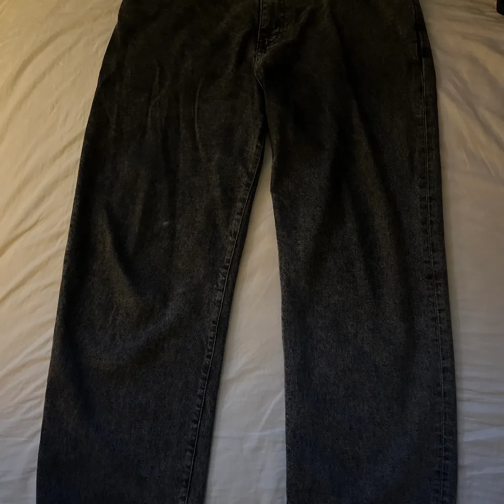Woodbird Jeans med grå/svart stentvätt. Storlek 36/32 Perfekt för dig som är mellan 178-184 Sitter baggy & skönt . Jeans & Byxor.
