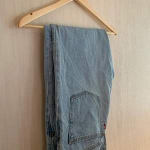 Ljus blåa Levis jeans som är använda 3-4 ggr. Köpta för 1199 kr inne på en levis butik i Stockholm. 