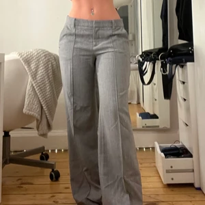 Gråa kostymbyxor  - Lågmidjade gråa kostymbyxor från oui. Ger jättefin kroppsform. För långa på mig som är 165, passar 170. Storlek S. Nypris ca 1100kr
