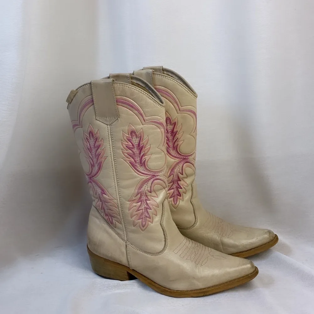 Udda boots i läder med klack i trä. Snyggt slitna och rejäl kvalitet. +Frakt 66kr. Skor.