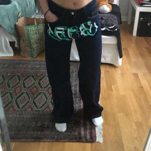 Jeans med tryck  - Säljer mina feta y2k jeans från shein för 150kr, köpta för 250kr. Knappt använda