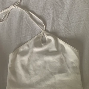 Vit topp - Säljer denna jättefina topp från zara då den är helt oanvänd, den är i storlek M men passar även S. 50kr+frakt 