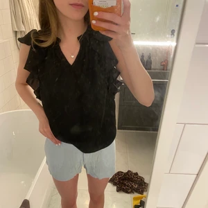 Blus - Jättefin blus från VeroModa, perfekt till sommaren! Så skön och luftig och väldigt söt! Strl xs, använd väldigt få gånger. 