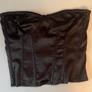 Korsett  - Super fin korsett i siden, säljer för att de är förstor, perfekt till fest. Skriv privat för fler bilder! Aldrig använd! 50kr + 25kr frakt!