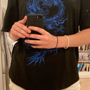 Tröja med drake - Så cool tröja från Shein som tyvärr inte kommer till användning så ofta😕 skön och oversized för mig som brukar vara runt en M💋