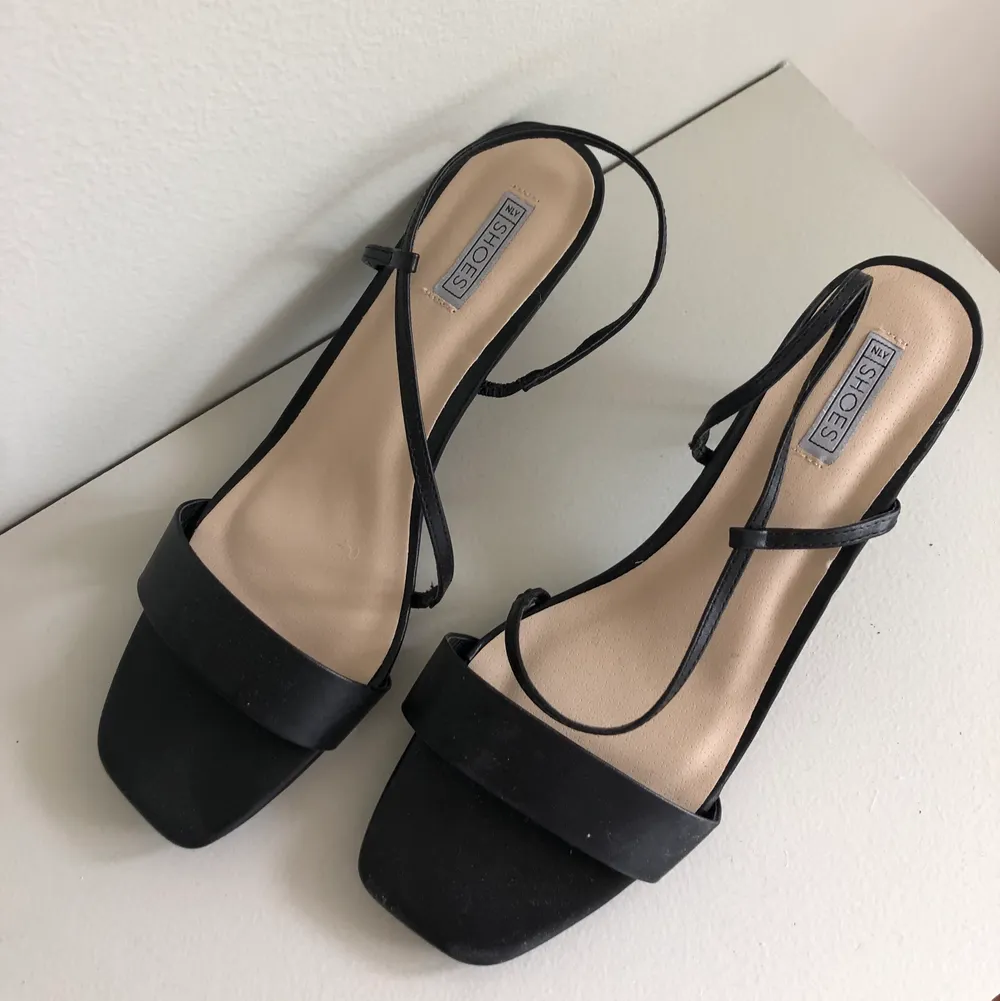 Svarta klackskor från Shoes. Superfina och knappt använda! Storlek 39. Pris 80. Skickas mot fraktkostnad eller hämtas i Luthagen, Uppsala.. Skor.