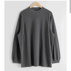 Tröja & Other Stories  - Grå tunn sweatshirt från & Other Stories. Så fin o mysig men får tyvärr ingen direkt användning för den :( i nyskick💖