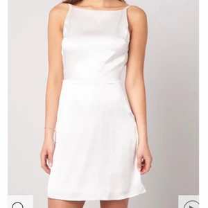 Studentklänning strl XS - Säljer denna jättefina studentklänning i satin då jag hittat en annan klänning att ha till studenten!😊 Helt ny klänning med prislappen kvar och ändats provad, inte använd! Nypris var 800kr💕