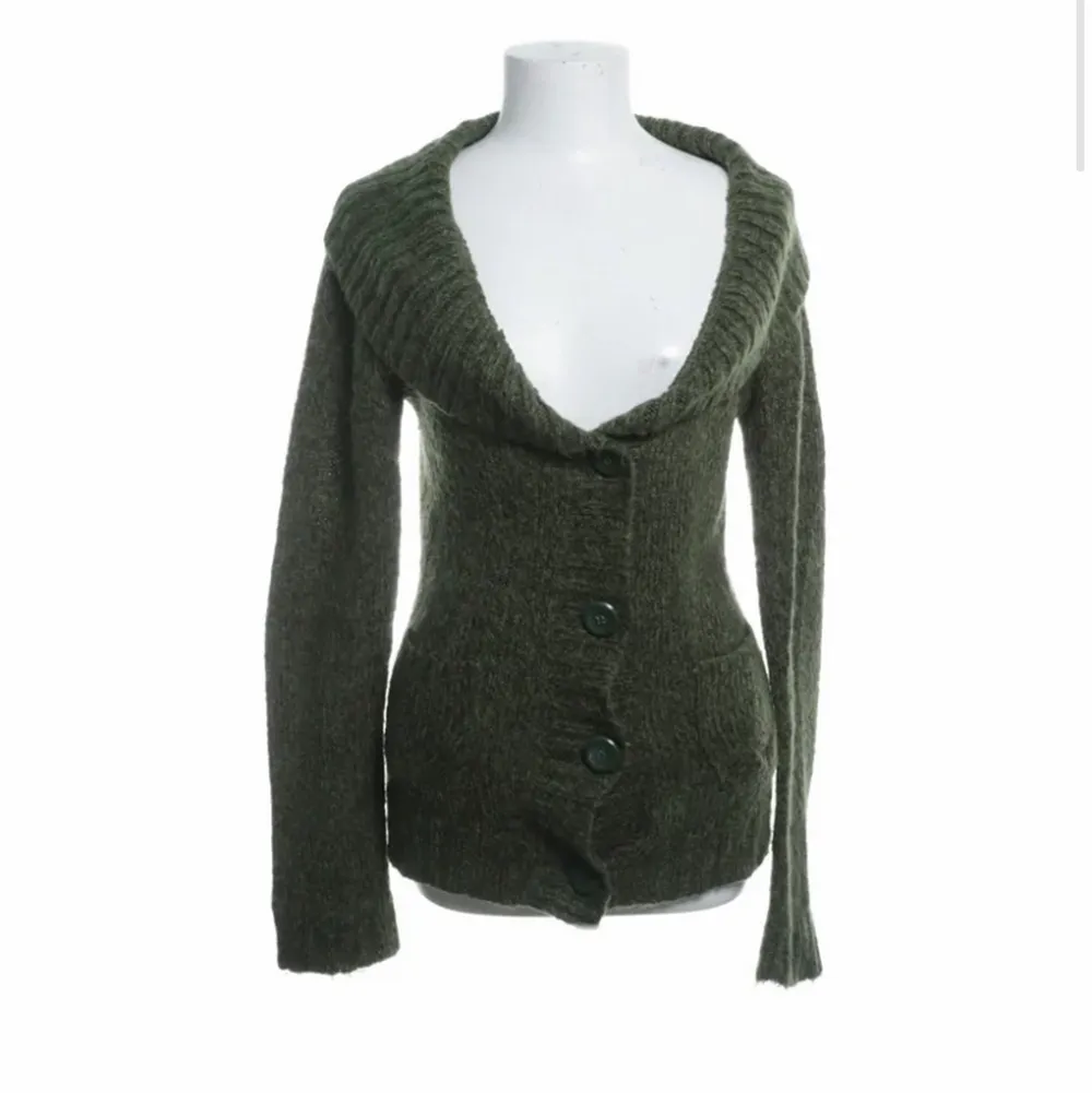 Jättefin stickad mörkgrön tröja! Sitter jättefint men kommer inte till mycket användning och behöver pengar! 90kr+ frakt💕 . Tröjor & Koftor.