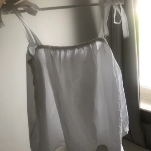 Gullig tröja - Somrigt linne som inte kommer till användning, i nyskick. Frakt kostar 62kr 💕