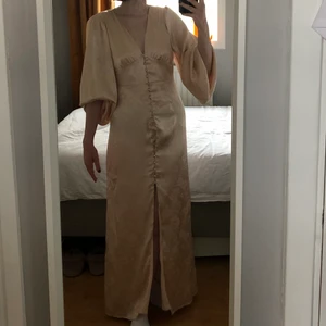 puderrosa klänning - En puderrosa maxiklänning som passar perfekt till balen, eller midsommar. Skulle själv haft den på balen men hittade en annan. Hann inte returnera den därför säljer jag den. Den är aldrig använd och jag är i 168 cm. Köpt för 700 😇