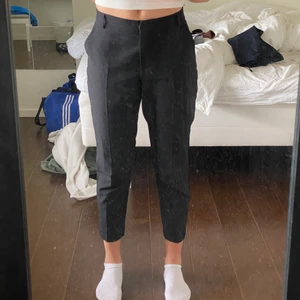 Kostymbyxor  - Svarta lite kortare modell på kostymbyxor. Från Primark. Ej stretchiga i tyget!