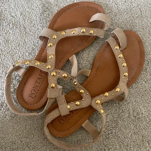 Snygga sandaler till sommaren - Säljer dessa snygga (vintage) sandaler. Mycket bra skick och använt sparsamt. Tveka inte att höra av dig vid frågor eller fler bilder <333