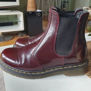 Dr martens vegan cherry - Schyssta Dr martens dojjor som jag säljer pga av att dem är snäppet för trånga för mig. Köpte för 2år sedan för 1495kr, sparsamt använda och har i princip inte haft dem på mig på 1,5år. Litet skrapmärke på vänsterskon framdel vid tån (se bild 2)