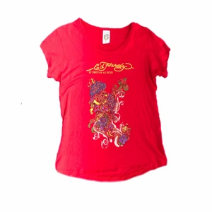 Ed Hardy T-shirt - Ed hardy av Christian audigier röd t-shirt med rhinestones Står L men sitter med som en mindre M. 120kr plus frakt kan mötas upp men fraktar helt då jag jobbar oregelbundna tider!🌟