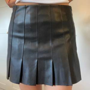 Säljer min kjol från zara då den tyvärr inte kommer till användning längre. Den är i superbra skick! 