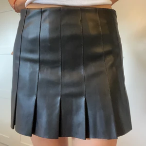 Skinnkjol från zara , storlek M - Säljer min kjol från zara då den tyvärr inte kommer till användning längre. Den är i superbra skick! 