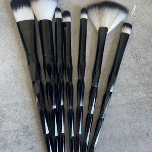 Sminkborstar  - Helt oanvända sminkborstar från dollarstore. Köpta för 80kr och säljer för 40kr. Säljer pga av att jag köpte andra istället. Borstarna är mjuka och funkar precis som vilken borste som helst!