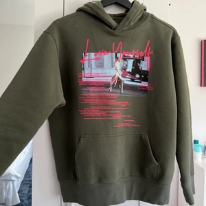 LIMITED EDITION ZADIG & VOLTAIRE HOODIE - INTRESSEKOLL på denna oanvända limited edition hoodien från Zadig!💫 Köptes för ca 2400kr i Milano under Kristihimmelfärd (därför det står på euros). Säljer då jag köpte den som inpulsköp men insåg i efterhand att det inte riktigt var min stil💕💕