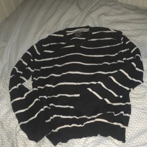 Randig tröja - Tröjans storlek är XXL men skulle själv säga max L! Köpt secondhandbutik aldrig använt. 