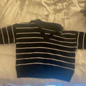 randig tröja med krage - säljer en blå o vit randig tröja med krage. har tyvärr inga bilder när dom sitter på då jag bara använt den 3-4 gånger ungefär💕