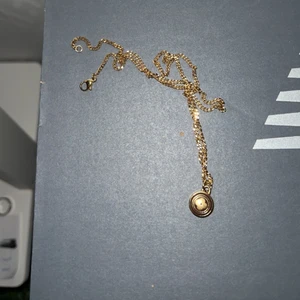 Louis Vuitton halsband - Köpt begangnad men tyvärr för lång för mig. Säljer den vidare för någon annan lycklig köpare. Insåg även att silver är mer min typ