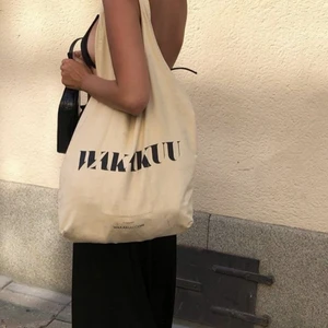 Tygväska - Säljer denna snygga tygväska från wakakuu som inte längre kommer till användning. :)