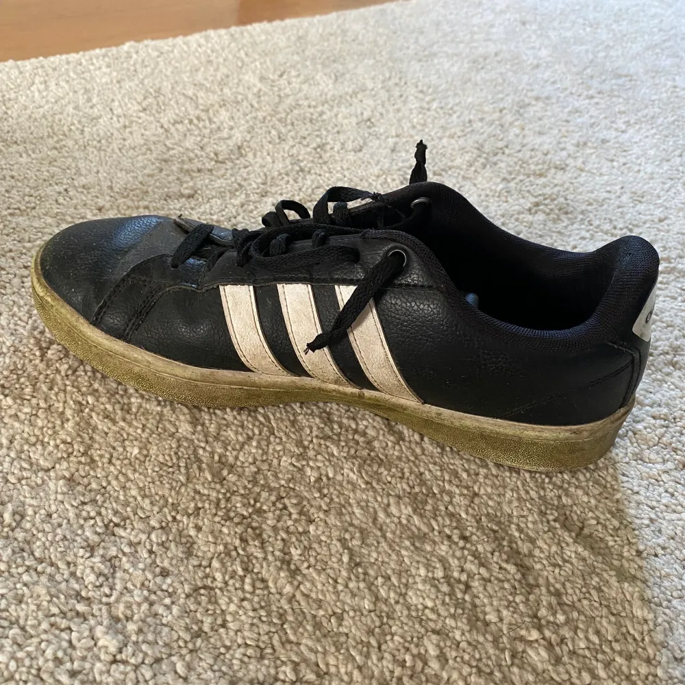 Adidas skor i ganska dåligt skick och inga sulor . Skor.