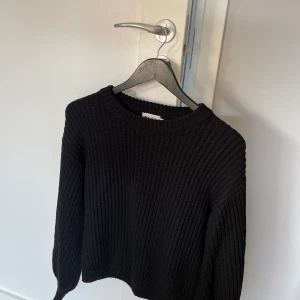 Svart stickad tröja - Klicka inte köp nu🤗 Svart stickad tröja från NA-KD. Den är i strl XXS men passar mig som är XS/S. Nypris 379kr, jag säljer för 100kr, har tyvärr ingen bild med tröjan på. Tröjan är ribstickad och har ballongärmar. 