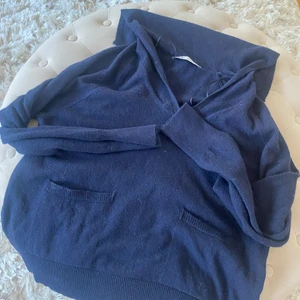 Zara tröja - En stickad tröja från zara som har en luva, superskönt material. Tröjan är bara använd någon gång