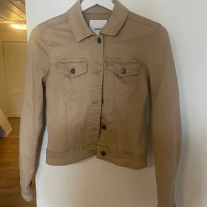 beige jeansjacka - knappt använd, säljer då den är för liten för mig.