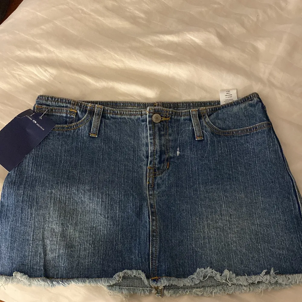 Säljer denna oanvända Lågmidjade mini skirt från Brandy Melville. Säljs inte längre på hemsidan! Säljer för 200kr + frakt🫶🏼. Kjolar.