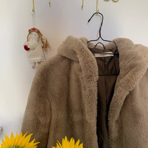 Teddyjacka - Världens gosigaste jacka🧸 Superfin och jättegosig jacka som är köpt på mango för några år sedan, men väldigt sparsamt använd så den är fortfarande fin och fluffig🤗 Den knäpps med knappar, den har fickor i sidorna och en stor och mysig luva. Nypris 600kr