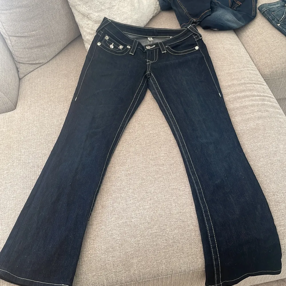 Low Waist Boot Cut jeans, knappt använda. Köpta ca 2010 men har aldrig användts. Det står storlek 28 vilket passar någon som har typ storlek 36 eller något sådant.. Jeans & Byxor.