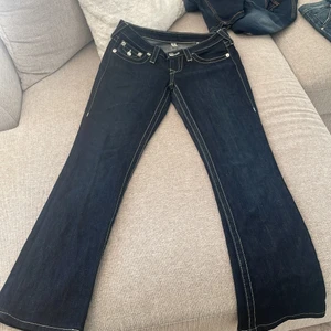 True Religion Jeans - Low Waist Boot Cut jeans, knappt använda. Köpta ca 2010 men har aldrig användts. Det står storlek 28 vilket passar någon som har typ storlek 36 eller något sådant.