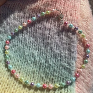 färgglatt halsaband - Ett handgjort färgglatt halsband