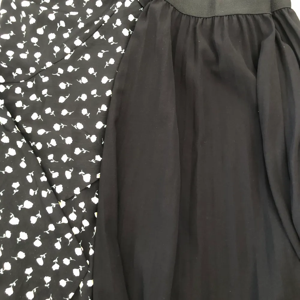Hjälper mamma sälja hennes kjolar då de blivit för stora. Aldrig använda så i nyskick. Ena är en omlottkjol med små blommor på och den andra är en vanlig svart med resår i midjan. Se bild!💗. Kjolar.
